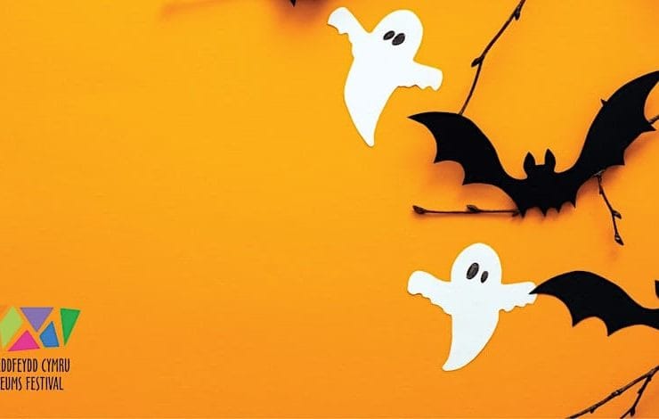 Delwedd o ysbrydion ac ystlumod â logo yr ŵyl. / Image of ghosts and bats with festival logo.