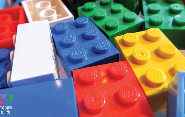 Delwedd o lego â logo'r ŵyl. / Picture of lego with Festival logo.