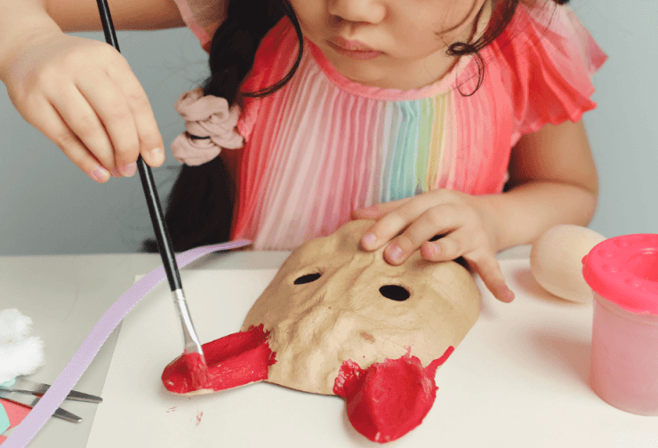 Merch yn paentio Girl painting