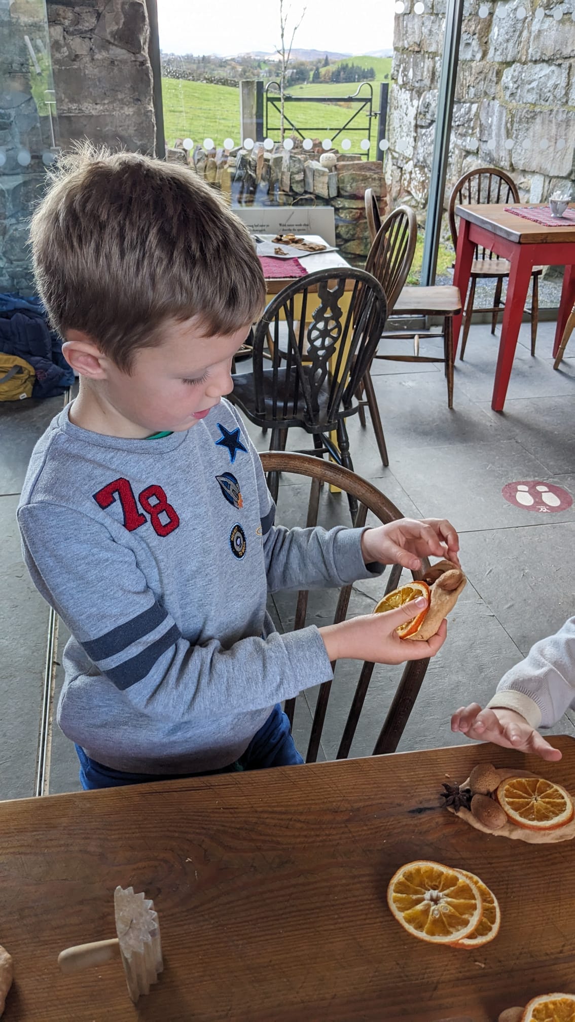 Boy in workshop in 2023 Bachgen mewn gweithdŷ yn 2023.